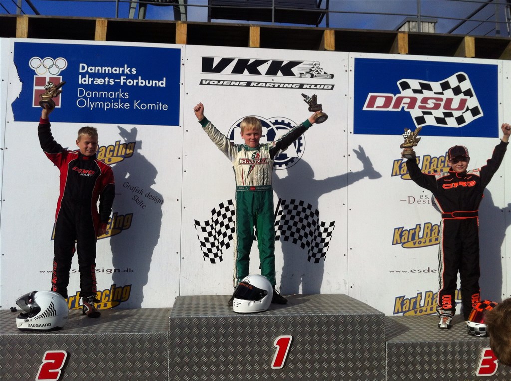 Malthe på podiet i Vojens sammen med Lucas Daugaard på 2 pladsen og Mathias Dall på 3 pladsen
(Foto: Jacobsen Motorsport)